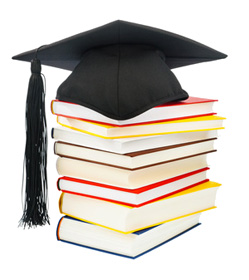 Unimütze und Bücher